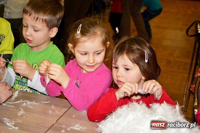 Zdjęcie w galerii na portalu naszraciborz.pl: Gospodynie z Tworkowa szkubały pierze wiadomości z regionu