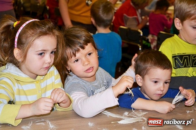 Zdjęcie w galerii na portalu naszraciborz.pl: Gospodynie z Tworkowa szkubały pierze wiadomości z regionu