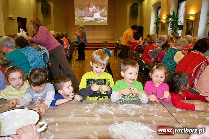Zdjęcie w galerii na portalu naszraciborz.pl: Gospodynie z Tworkowa szkubały pierze wiadomości z regionu