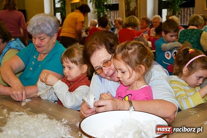 Zdjęcie w galerii na portalu naszraciborz.pl: Gospodynie z Tworkowa szkubały pierze wiadomości z regionu