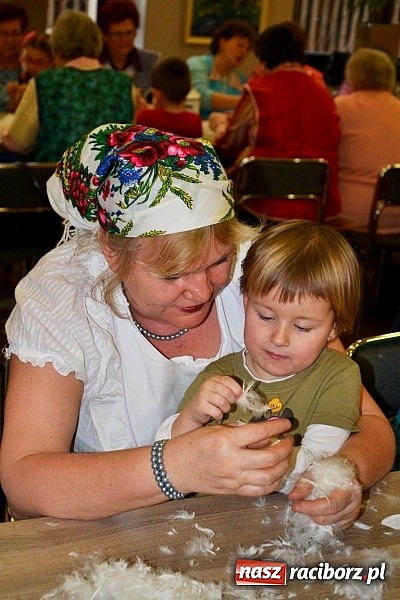 Zdjęcie w galerii na portalu naszraciborz.pl: Gospodynie z Tworkowa szkubały pierze wiadomości z regionu