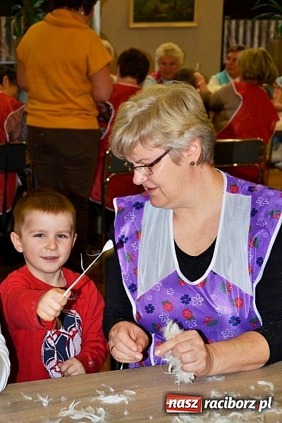 Zdjęcie w galerii na portalu naszraciborz.pl: Gospodynie z Tworkowa szkubały pierze wiadomości z regionu