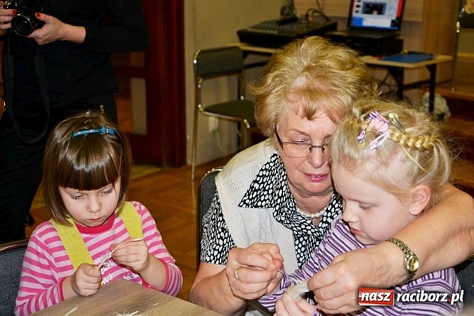 Zdjęcie w galerii na portalu naszraciborz.pl: Gospodynie z Tworkowa szkubały pierze wiadomości z regionu