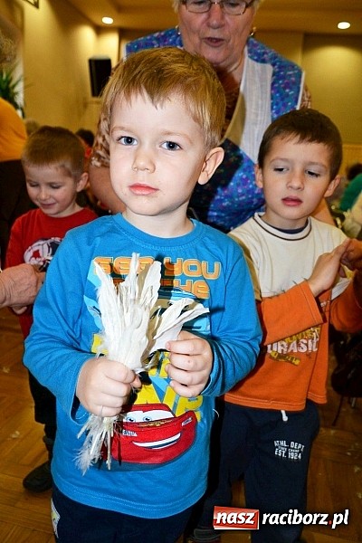 Zdjęcie w galerii na portalu naszraciborz.pl: Gospodynie z Tworkowa szkubały pierze wiadomości z regionu