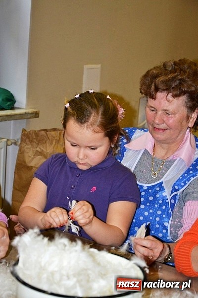 Zdjęcie w galerii na portalu naszraciborz.pl: Gospodynie z Tworkowa szkubały pierze wiadomości z regionu