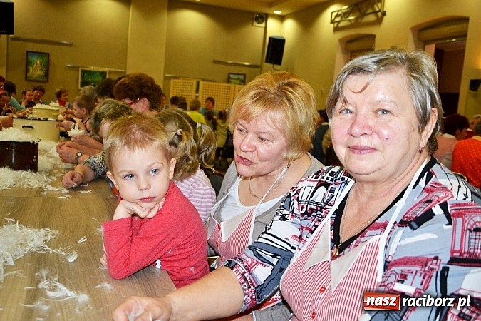Zdjęcie w galerii na portalu naszraciborz.pl: Gospodynie z Tworkowa szkubały pierze wiadomości z regionu
