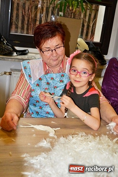 Zdjęcie w galerii na portalu naszraciborz.pl: Gospodynie z Tworkowa szkubały pierze wiadomości z regionu