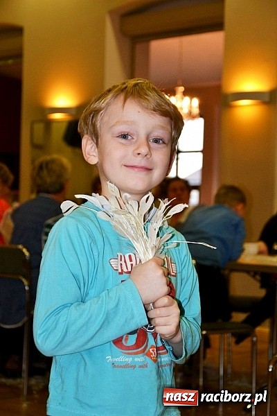 Zdjęcie w galerii na portalu naszraciborz.pl: Gospodynie z Tworkowa szkubały pierze wiadomości z regionu