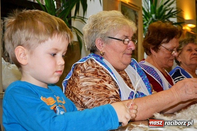 Zdjęcie w galerii na portalu naszraciborz.pl: Gospodynie z Tworkowa szkubały pierze wiadomości z regionu