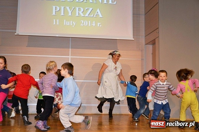 Zdjęcie w galerii na portalu naszraciborz.pl: Gospodynie z Tworkowa szkubały pierze wiadomości z regionu