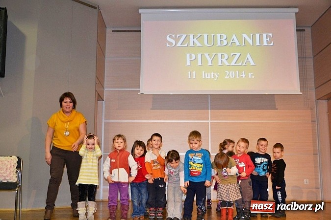 Zdjęcie w galerii na portalu naszraciborz.pl: Gospodynie z Tworkowa szkubały pierze wiadomości z regionu