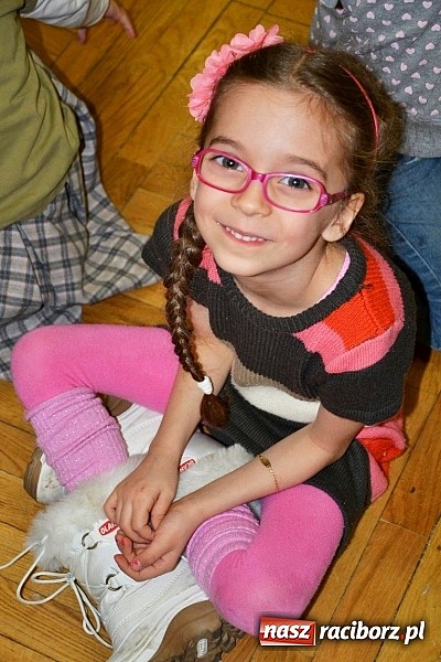 Zdjęcie w galerii na portalu naszraciborz.pl: Gospodynie z Tworkowa szkubały pierze wiadomości z regionu