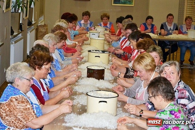 Zdjęcie w galerii na portalu naszraciborz.pl: Gospodynie z Tworkowa szkubały pierze wiadomości z regionu