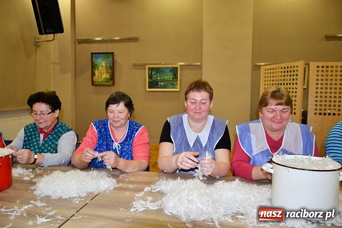 Zdjęcie w galerii na portalu naszraciborz.pl: Gospodynie z Tworkowa szkubały pierze wiadomości z regionu