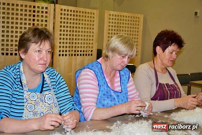 Zdjęcie w galerii na portalu naszraciborz.pl: Gospodynie z Tworkowa szkubały pierze wiadomości z regionu