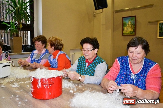 Zdjęcie w galerii na portalu naszraciborz.pl: Gospodynie z Tworkowa szkubały pierze wiadomości z regionu