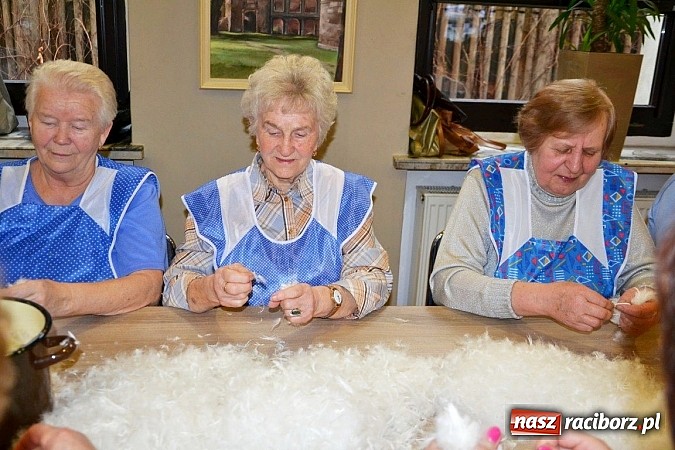 Zdjęcie w galerii na portalu naszraciborz.pl: Gospodynie z Tworkowa szkubały pierze wiadomości z regionu