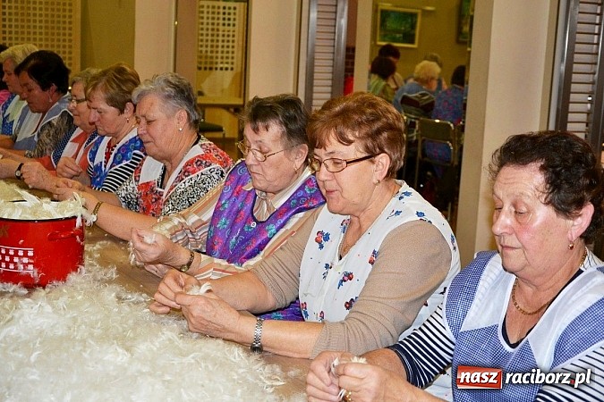 Zdjęcie w galerii na portalu naszraciborz.pl: Gospodynie z Tworkowa szkubały pierze wiadomości z regionu