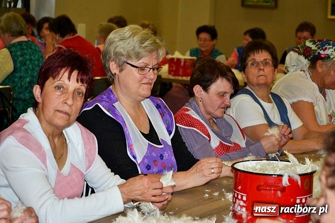 Zdjęcie w galerii na portalu naszraciborz.pl: Gospodynie z Tworkowa szkubały pierze wiadomości z regionu