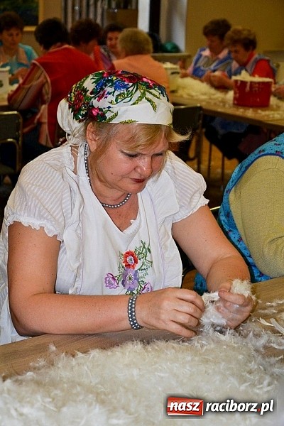 Zdjęcie w galerii na portalu naszraciborz.pl: Gospodynie z Tworkowa szkubały pierze wiadomości z regionu