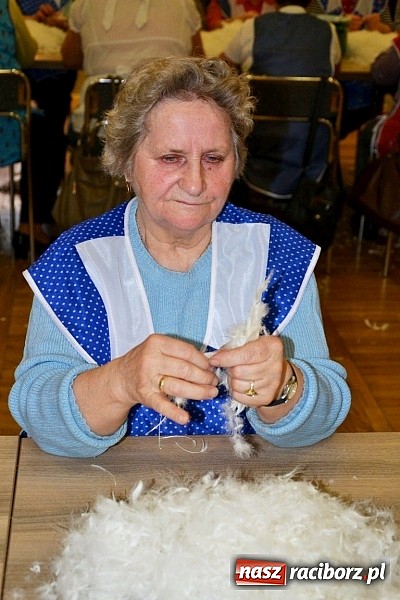 Zdjęcie w galerii na portalu naszraciborz.pl: Gospodynie z Tworkowa szkubały pierze wiadomości z regionu