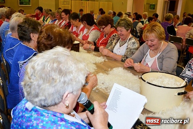 Zdjęcie w galerii na portalu naszraciborz.pl: Gospodynie z Tworkowa szkubały pierze wiadomości z regionu