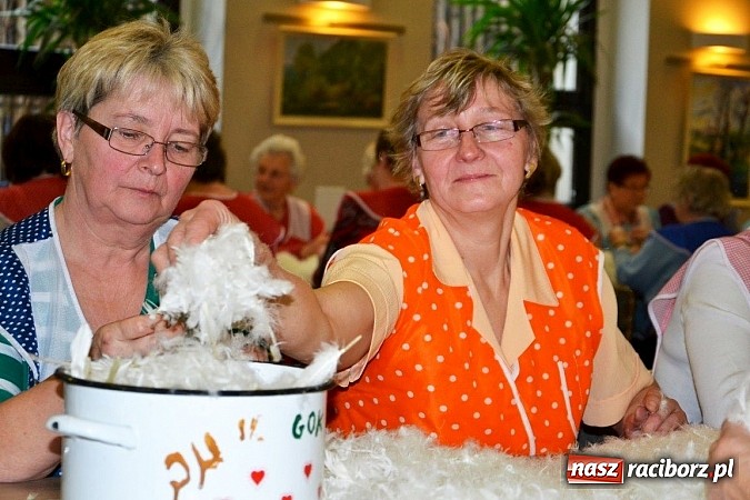 Zdjęcie w galerii na portalu naszraciborz.pl: Gospodynie z Tworkowa szkubały pierze wiadomości z regionu