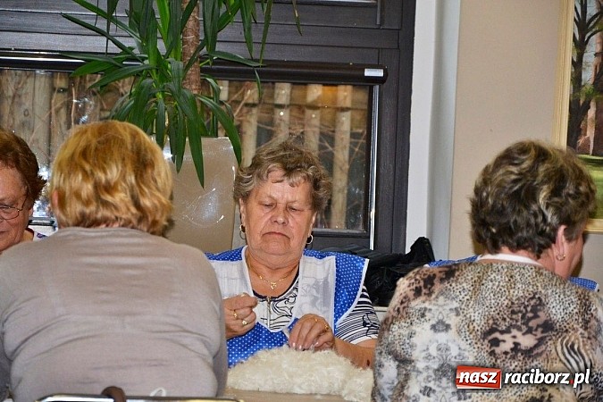 Zdjęcie w galerii na portalu naszraciborz.pl: Gospodynie z Tworkowa szkubały pierze wiadomości z regionu