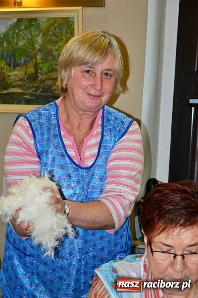 Zdjęcie w galerii na portalu naszraciborz.pl: Gospodynie z Tworkowa szkubały pierze wiadomości z regionu