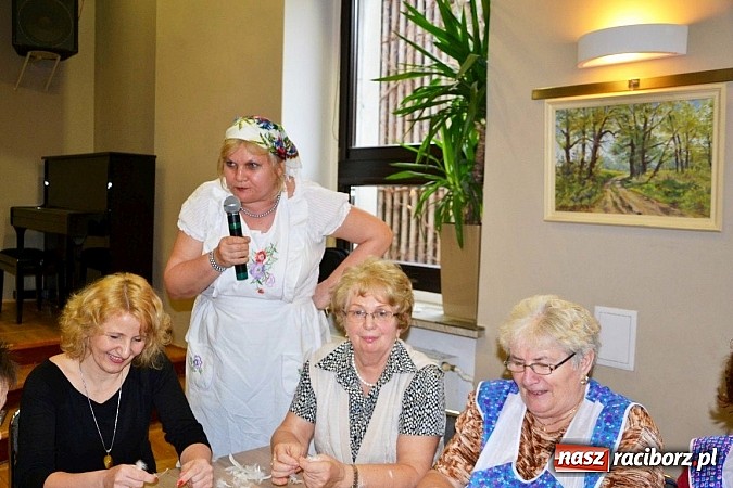 Zdjęcie w galerii na portalu naszraciborz.pl: Gospodynie z Tworkowa szkubały pierze wiadomości z regionu