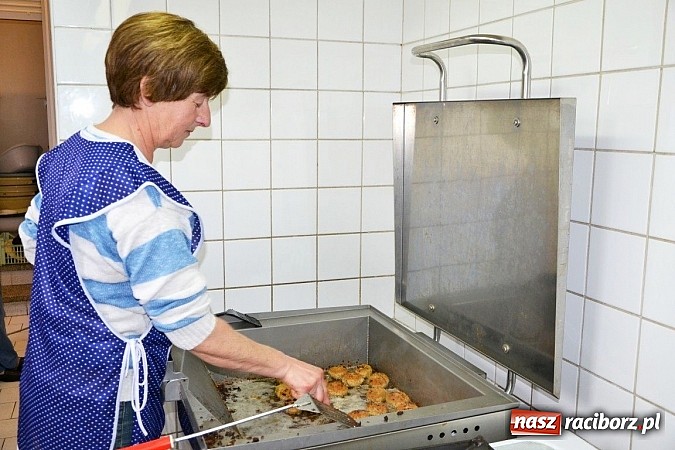 Zdjęcie w galerii na portalu naszraciborz.pl: Gospodynie z Tworkowa szkubały pierze wiadomości z regionu