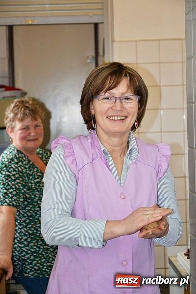 Zdjęcie w galerii na portalu naszraciborz.pl: Gospodynie z Tworkowa szkubały pierze wiadomości z regionu