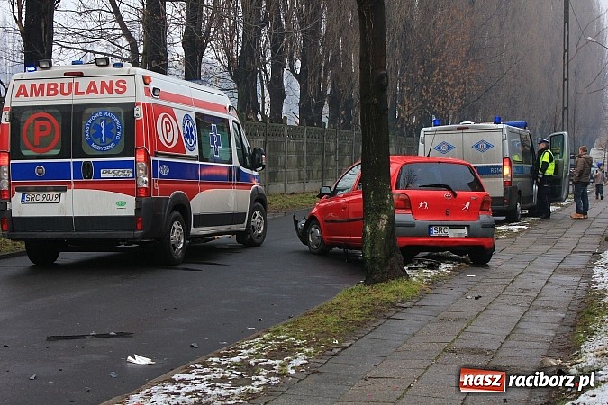 Zdjęcie w galerii na portalu naszraciborz.pl: Kraksa na Szczęśliwej w Raciborzu. Jedna osoba trafiła do szpitala wiadomości z regionu