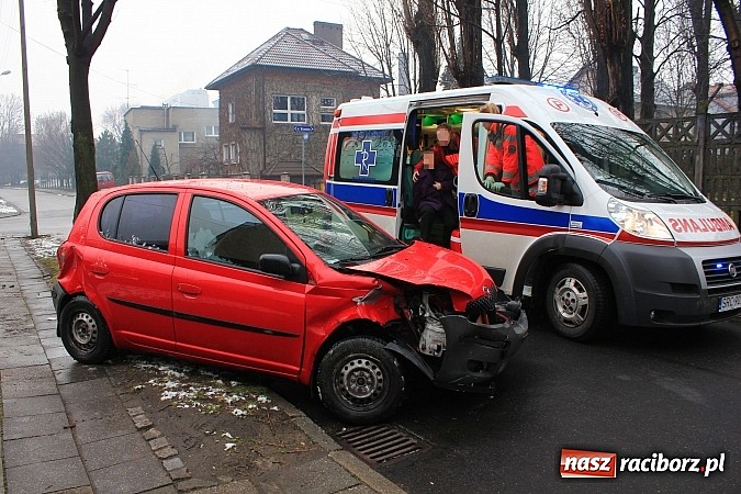 Zdjęcie w galerii na portalu naszraciborz.pl: Kraksa na Szczęśliwej w Raciborzu. Jedna osoba trafiła do szpitala wiadomości z regionu