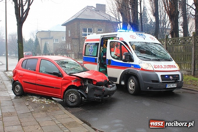 Zdjęcie w galerii na portalu naszraciborz.pl: Kraksa na Szczęśliwej w Raciborzu. Jedna osoba trafiła do szpitala wiadomości z regionu