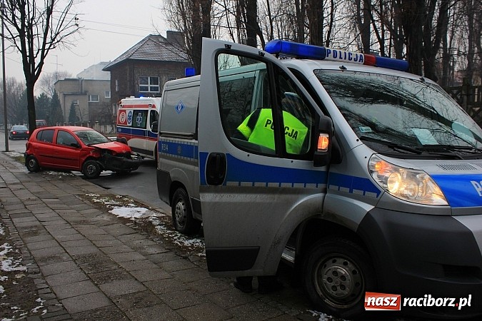 Zdjęcie w galerii na portalu naszraciborz.pl: Kraksa na Szczęśliwej w Raciborzu. Jedna osoba trafiła do szpitala wiadomości z regionu