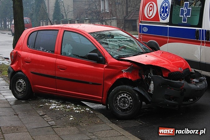 Zdjęcie w galerii na portalu naszraciborz.pl: Kraksa na Szczęśliwej w Raciborzu. Jedna osoba trafiła do szpitala wiadomości z regionu