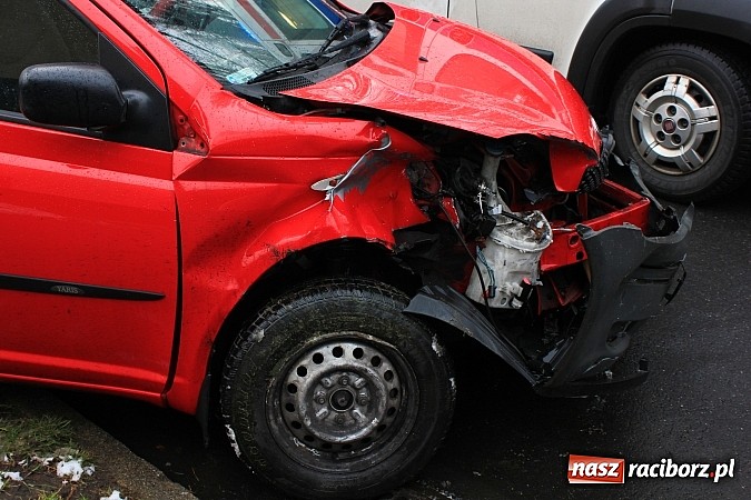 Zdjęcie w galerii na portalu naszraciborz.pl: Kraksa na Szczęśliwej w Raciborzu. Jedna osoba trafiła do szpitala wiadomości z regionu