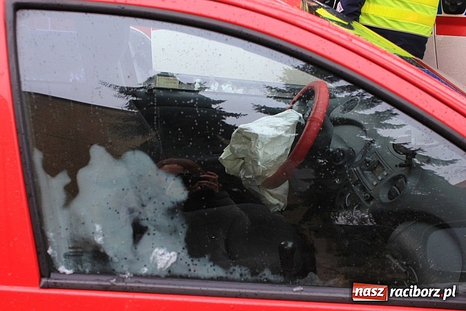 Zdjęcie w galerii na portalu naszraciborz.pl: Kraksa na Szczęśliwej w Raciborzu. Jedna osoba trafiła do szpitala wiadomości z regionu