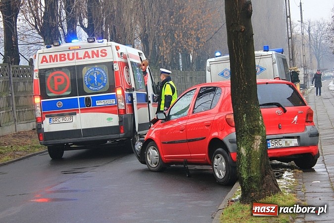 Zdjęcie w galerii na portalu naszraciborz.pl: Kraksa na Szczęśliwej w Raciborzu. Jedna osoba trafiła do szpitala wiadomości z regionu