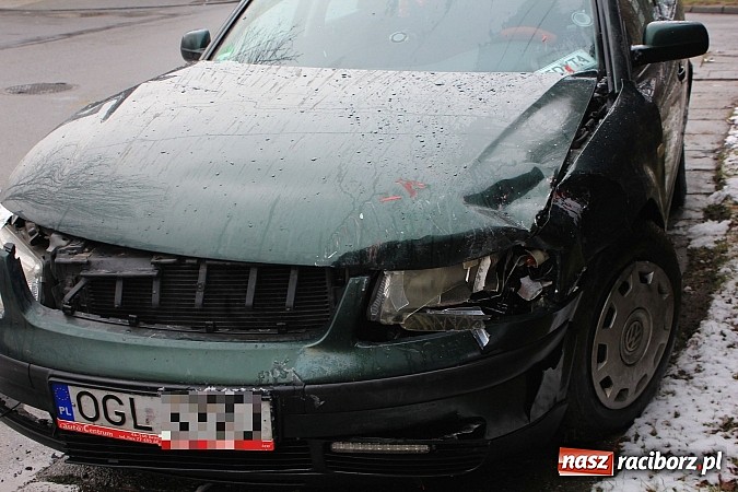 Zdjęcie w galerii na portalu naszraciborz.pl: Kraksa na Szczęśliwej w Raciborzu. Jedna osoba trafiła do szpitala wiadomości z regionu