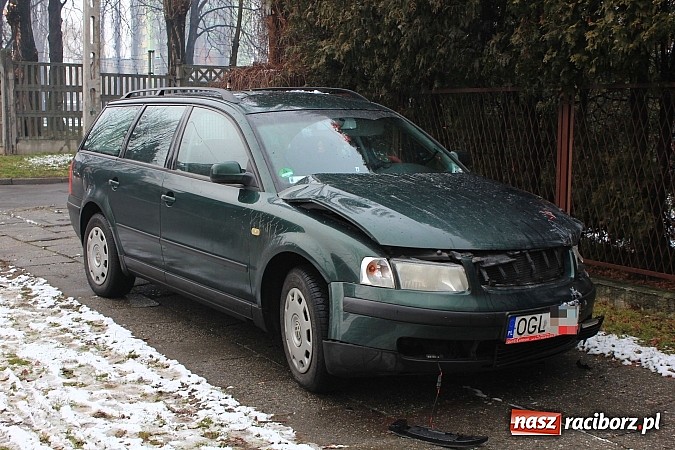 Zdjęcie w galerii na portalu naszraciborz.pl: Kraksa na Szczęśliwej w Raciborzu. Jedna osoba trafiła do szpitala wiadomości z regionu