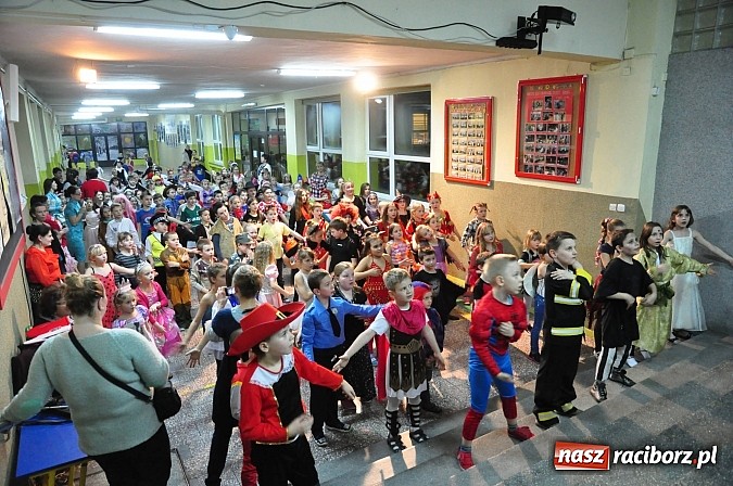 Zdjęcie w galerii na portalu naszraciborz.pl: Karnawałowa podr&oacute;ż do Rio w SP 1 na Ostrogu wiadomości z regionu