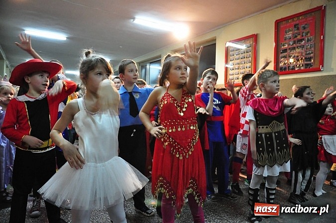 Zdjęcie w galerii na portalu naszraciborz.pl: Karnawałowa podr&oacute;ż do Rio w SP 1 na Ostrogu wiadomości z regionu