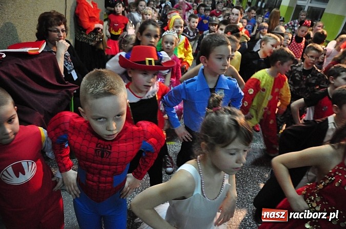 Zdjęcie w galerii na portalu naszraciborz.pl: Karnawałowa podr&oacute;ż do Rio w SP 1 na Ostrogu wiadomości z regionu