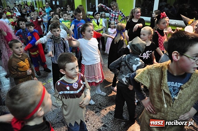 Zdjęcie w galerii na portalu naszraciborz.pl: Karnawałowa podr&oacute;ż do Rio w SP 1 na Ostrogu wiadomości z regionu