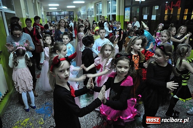 Zdjęcie w galerii na portalu naszraciborz.pl: Karnawałowa podr&oacute;ż do Rio w SP 1 na Ostrogu wiadomości z regionu
