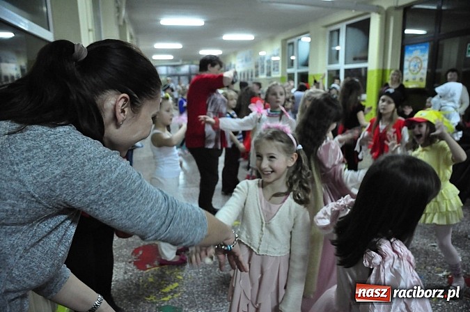 Zdjęcie w galerii na portalu naszraciborz.pl: Karnawałowa podr&oacute;ż do Rio w SP 1 na Ostrogu wiadomości z regionu