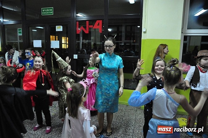 Zdjęcie w galerii na portalu naszraciborz.pl: Karnawałowa podr&oacute;ż do Rio w SP 1 na Ostrogu wiadomości z regionu