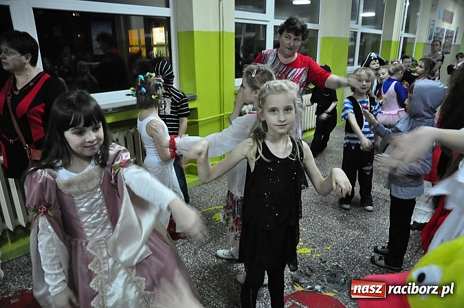 Zdjęcie w galerii na portalu naszraciborz.pl: Karnawałowa podr&oacute;ż do Rio w SP 1 na Ostrogu wiadomości z regionu